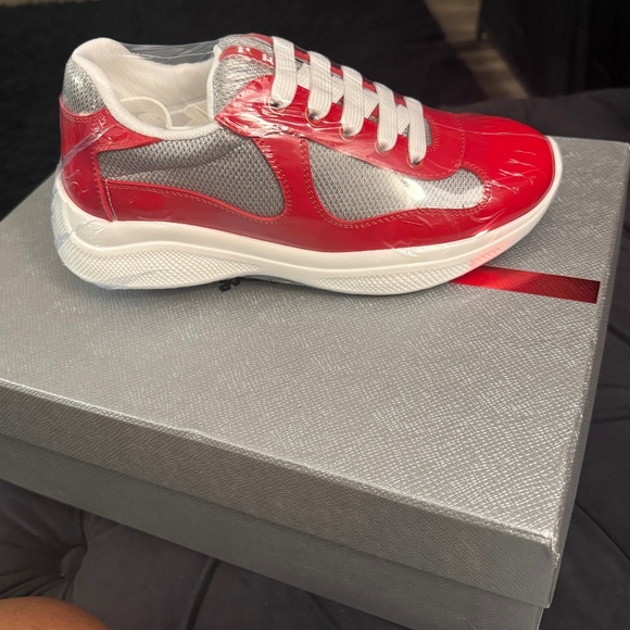 Prada - Picture 1 of 1